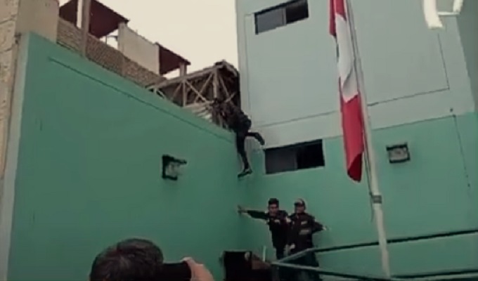Huaral: ladrón intenta escapar de comisaría trepando por una pared