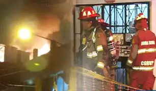 Rescatan a dos menores tras incendio en quinto piso de una vivienda en El Agustino