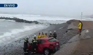 ¡Insólito! Camioneta es arrastrada al mar en Miraflores porque conductor se habría quedado dormido