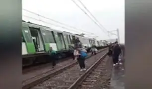 Metro de Lima: usuarios caminan por las rieles del tren tras suspensión de servicio