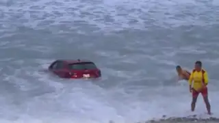 Miraflores: camioneta fue arrastrada por el mar en Playa Los Delfines