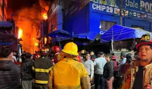Voraz incendio redujo a cenizas varios puestos de un conocido centro comercial de Trujillo