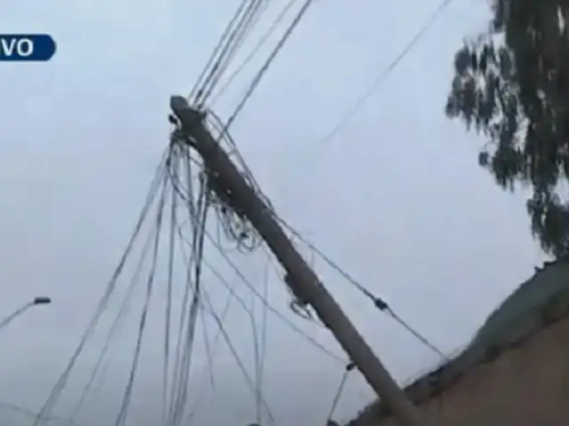 VES: vecinos reportan que poste de telefonía está a punto de caer y que roza cables de luz