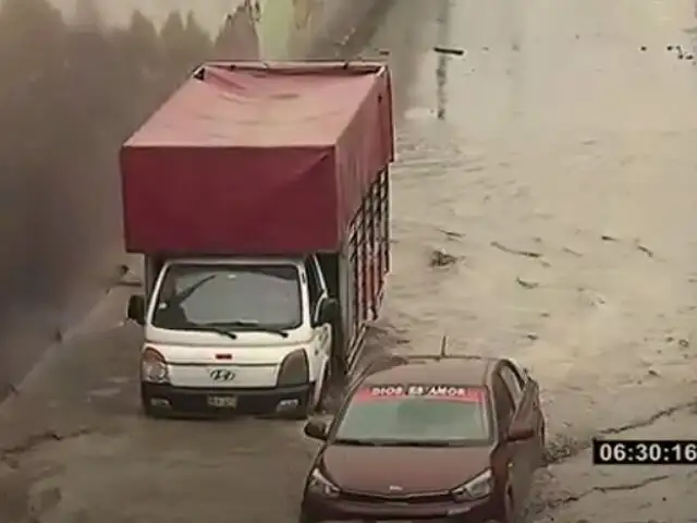 Avenida Pachacútec: camión queda atrapado en bypass tras inundación por lluvias