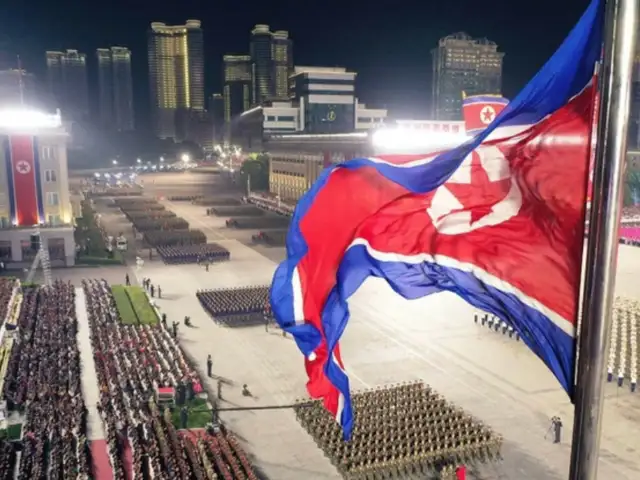 Corea del Norte conmemora su 75 aniversario con desfile paramilitar