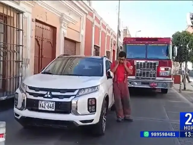 Bomberos cargan vehículo que obstruía el paso de camión de emergencias