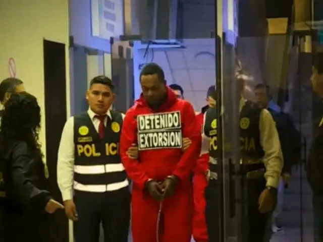 Detenidos usarán indumentaria roja, carteles y grilletes en pies y manos