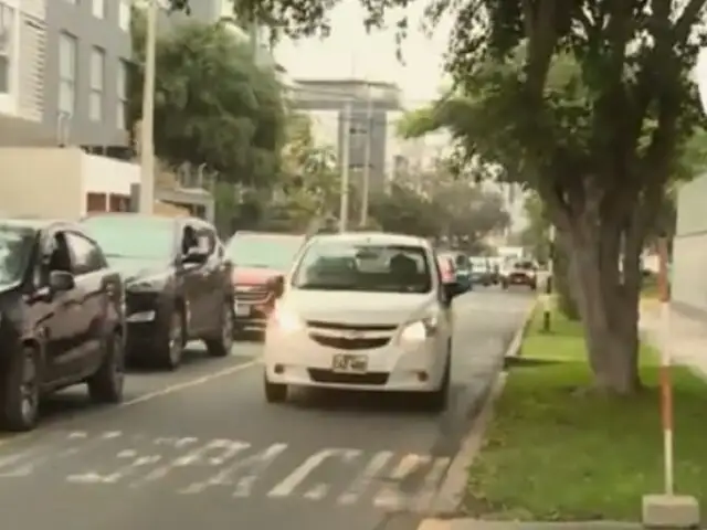 Usan calle Los Capulíes como avenida: denuncian caos vehicular y choferes contra el tráfico en Miraflores