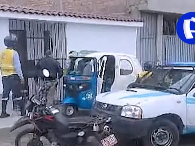 Mototaxista se enfrenta a fiscalizadores para evitar que decomisen su vehículo