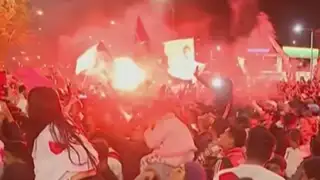 Chile vs. Perú: hinchas peruanos realizan espectacular banderazo en Santiago