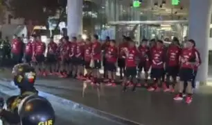 Hinchas de la Selección Peruana realizaron "banderazo" afuera de hotel de concentración