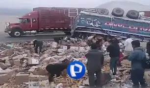 Huacho: camión cargado de frutas se vuelca y gente saquea mercadería