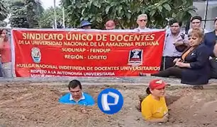 Iquitos: docentes se entierran hasta el cuello como medida de protesta