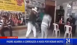 Cajamarca: padre castiga a correazos a sus hijos por robar una moto