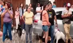 Miraflores: protestan en vivienda de mujer que agredió a Andrés Wiese por pasear a su perro