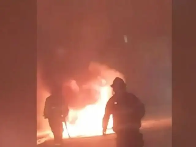 Chiclayo: Vehículo se incendia en plena vía pública