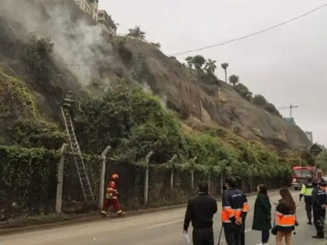 Incendio en la Costa Verde: indigentes que fumaban cerca al acantilado habrían causado siniestro