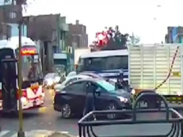 San Martín de Porres: "bujieros" asaltan a conductores aprovechando el tráfico
