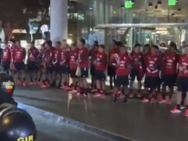 Hinchas de la Selección Peruana realizaron "banderazo" afuera de hotel de concentración