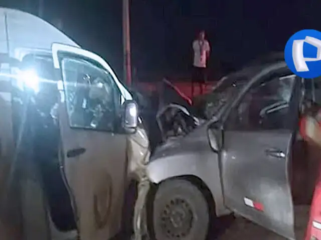 Nasca: Policía fallece en carretera tras choque entre miniván y camioneta