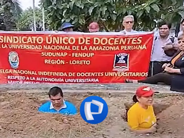 Iquitos: docentes se entierran hasta el cuello como medida de protesta