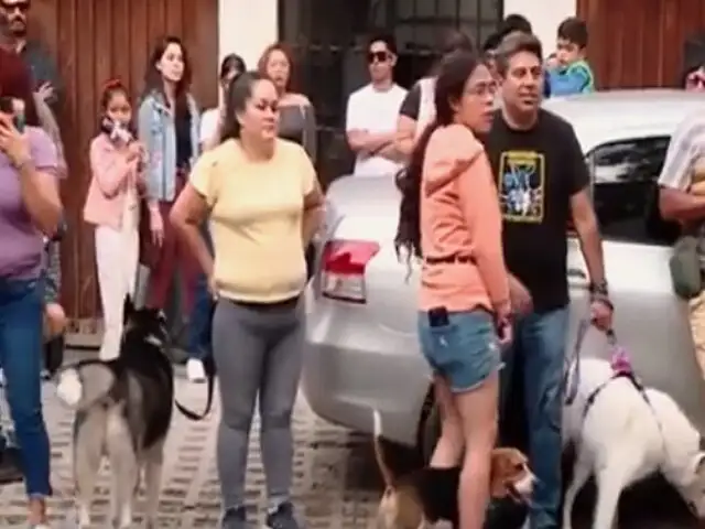 Miraflores: protestan en vivienda de mujer que agredió a Andrés Wiese por pasear a su perro
