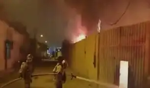 Incendio en Puente Piedra: fuego destruye almacén clandestino de reciclaje