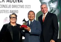Músico peruano Alex Acuña recibe premio especial de los Latin Grammy 2023
