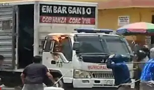 Ate: ambulante lanza bomba molotov a vehículo municipal durante operativo contra el comercio informal