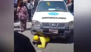 Chiclayo: heladero se pone debajo de auto para evitar que fiscalizadores se llevan su carrito