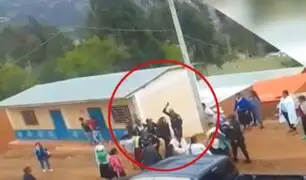Huánuco: policías realizan disparos al aire para evitar que profesora sea linchada por padres