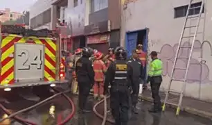 Dos trabajadores mueren calcinados al quedar encerrados en incendio en tienda de telefonía