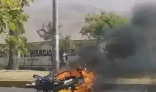 Quemaron una moto: transportistas informales atacan a inspectores durante operativo en Arequipa