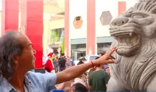 Fueron donados por China: roban esferas de los leones ubicados en el pórtico de la calle Capón