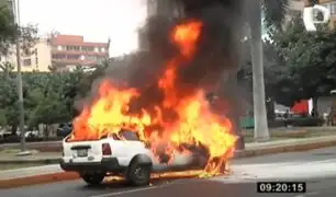 Auto se incendia en cercado de Lima: chofer asegura que revisión técnica estaba al día