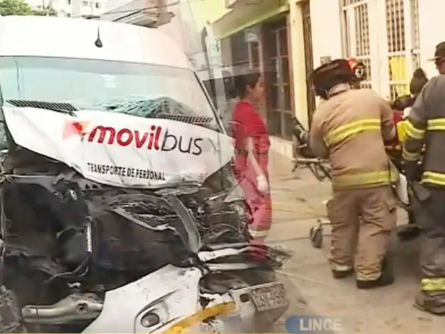 Lince: Cinco heridos deja choque entre miniván y bus de transporte público