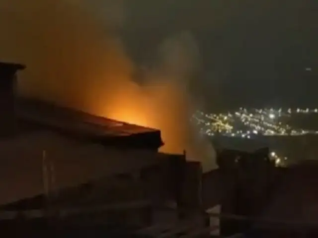 Incendio en Ventanilla: feroces llamas consumieron taller de carpintería