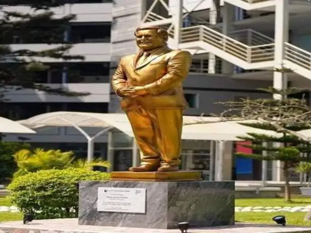 Trujillo: Presentan estatua de César Acuña en la Universidad Cesar Vallejo