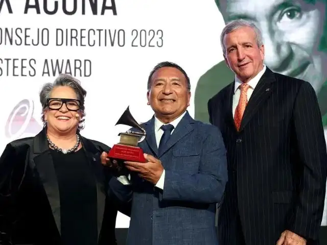 Músico peruano Alex Acuña recibe premio especial de los Latin Grammy 2023