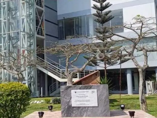 ¡No duró mucho! Retiran estatua de César Acuña presentada en la UCV