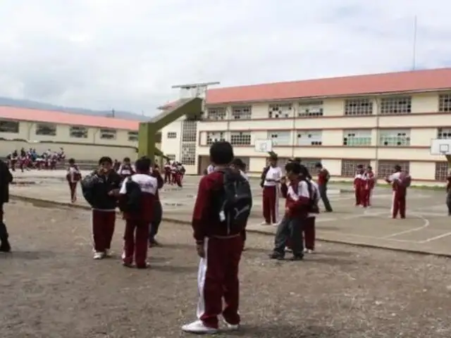 'El Barbero': escolar aprovecha el recreo para cortar cabello en su colegio