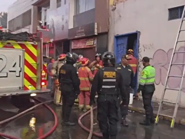 Dos trabajadores mueren calcinados al quedar encerrados en incendio en tienda de telefonía