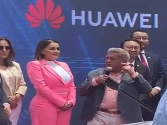 El lapsus divertido de César Acuña: Confunde a Huawei con "Hawái" en evento educativo
