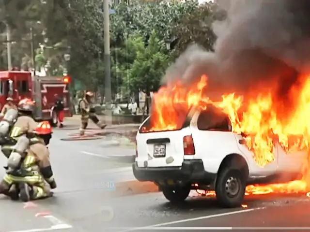 Auto se incendia frente a comisaría en Santa Beatriz