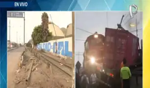 Callao: tráiler impacta con tren en las vías férreas y terminan derrumbando poste