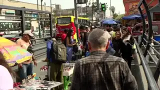 Centro de Lima: ambulantes invaden puente peatonal de la avenida Grau
