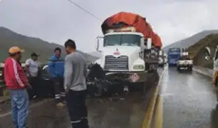 Junín: choque frontal entre tráiler y automóvil deja cinco fallecidos en la Carretera Central
