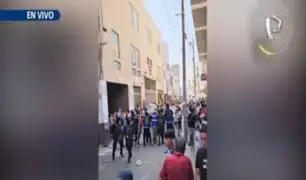 Cercado de Lima: ambulantes y fiscalizadores se enfrentan durante desalojo