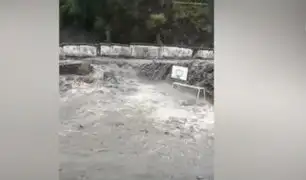Puno: huaico destruye puente y deja al borde del colapso a un colegio