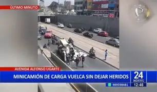 Cercado de Lima: Minicamión se vuelca sin dejar heridos